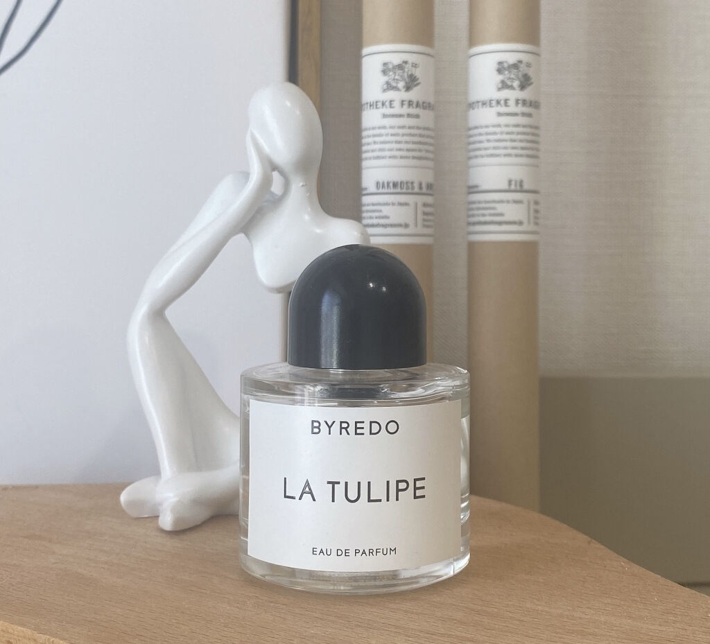 花束をぎゅっと凝縮したような、
お花屋さんにいるみたいな気分にさせてくれる香水。
ラストノートは少しパウダリーな感じもあり、
甘ったるすぎず爽やかな香り。

最近は、これかルラボのサンタル33をつけることが多いかな🫧

#バイレード #ラ