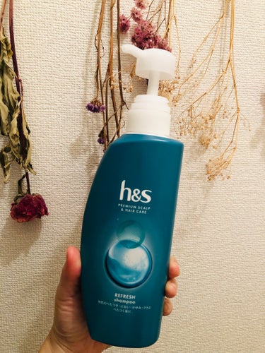 h&s リフレッシュシャンプー！
グリーンのポンプタイプのボトルに入っています。
横にギザギザが入っています。
ポンプを押すと白いシャプーが出てきます。
サラッとした乳液とローションの間のようなシャンプ