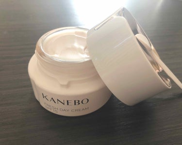 【デイクリーム🐰】
◆カネボウ　フレッシュデイクリーム
40ml 6000円

はい、田中みな実買いしました笑🙋‍♀️。

SPF15/PA+++で、日中の紫外線や乾いた空気など外的刺激による乾燥ダメー