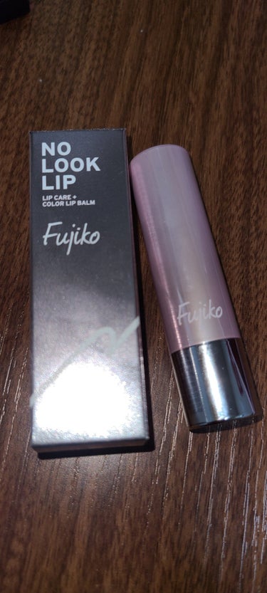 Fujikoの新商品
ノールックリップ♡
キュンなピンクを@コスメの通信販売で購入

ノールックでも塗れるけど、やっぱり鏡見ちゃう(笑)

普段メイク、オフィスメイクにはとても可愛らしいリップ～♡
こんな唇の色してますけど～💋ってあざとリップだと思う！

うるうるしてるけど、ベタベタしてない( *´꒳`*)♡
こんな感じの淡い発色のリップライナーが欲しいなぁ

#Fujiko
#ノールックリップ
#02キュンなピンクの画像 その2