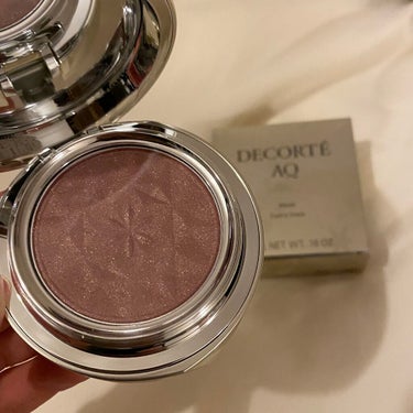 DECORTÉ　AQ ブラッシュ02

しっとり、つやつや💖のつけ心地。
発色も良くてとってもお気に入りです(^^)
なによりこの02の色は、他のよりラメが多く入っていて置いてある時からとても可愛かった