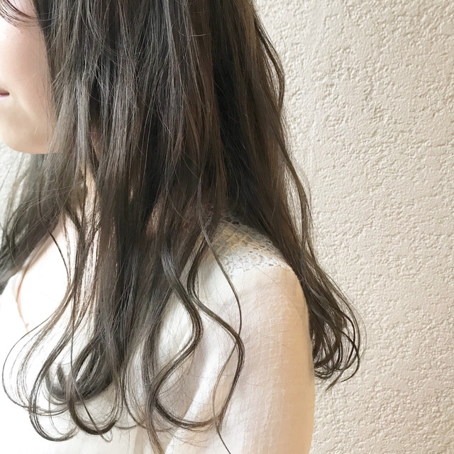 パーマをかけたロングヘアの女性