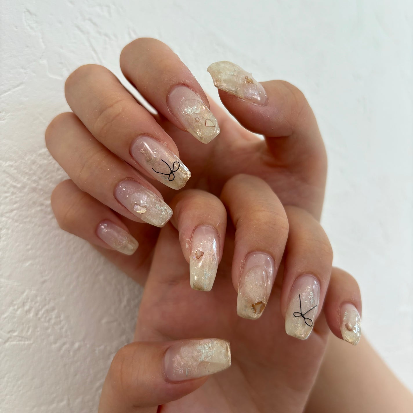 夏美🍉フォロバ on LIPS 「【アンニュイなうるうるリボンネイル🎀】黒ワイヤーでくるっと作っ..」(4枚目)