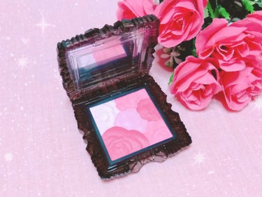 🌸ANNA SUI ローズチークカラー🌸
N300　6g
❁
❁

廃盤商品だから、今は入手困難なチークです🧸🌹+°
パッケージを開けると薔薇の形と香りが漂います💕

真ん中のローズにラメが入っていて
綺麗な発色を楽しめます♡♡

メイク直ししなくても色味が残るので
遠くに外出しても大丈夫でした💕

このチークを買って舞台観に行ったりしてて
なかなか減らず🐣
もう時間もたってるし使い切ろうと思って
今年になって普段使い始めた🌿🕊



ブラシはオンリーミネラルの付属品だったものを
チークに使ってる💐結構しっかりしててコシがある
ほんのりちょっと入れてる🧸💕

オンリーミネラルのパウダーファンデーションが
ツヤ肌みたいな感じで凄くよかった♡♡
ハイライト代わりにもなるアイテムだった💕



#推しコスメを語ってPLになろう #ANNASUI #アナスイ　
#ONLYMINERALS #ミネラルファンデトライアルセット 
#オンリーミネラル #メイクブラシ #ブラシ #チークブラシ 
#コスメ #チーク #頰紅 #カワイイ #ローズ #いい香り #廃盤 
#廃盤コスメ #薔薇 #落ちにくい #発色 #高発色 




の画像 その1