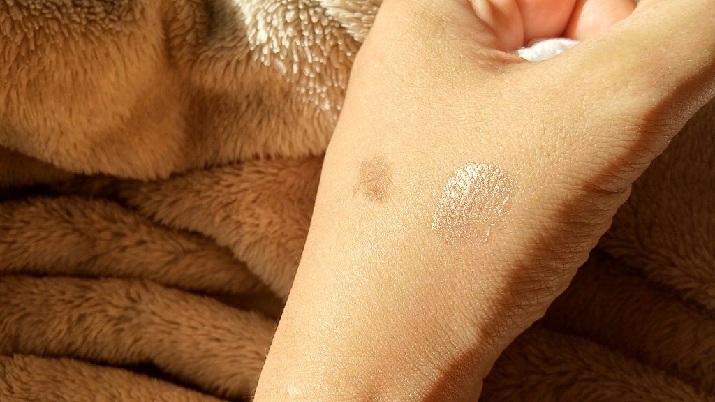 キャビア クローム ヴェイル ライトウェイト リキッド アイカラー/ローラ メルシエ/リキッドアイシャドウを使ったクチコミ（2枚目）