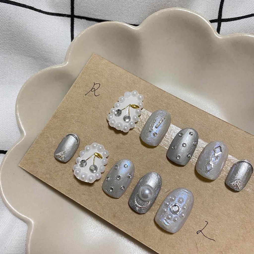 Mana on LIPS 「🧸シルバーネイル🧸毎度恒例、使用したマニキュアはAll百均!!..」(1枚目)