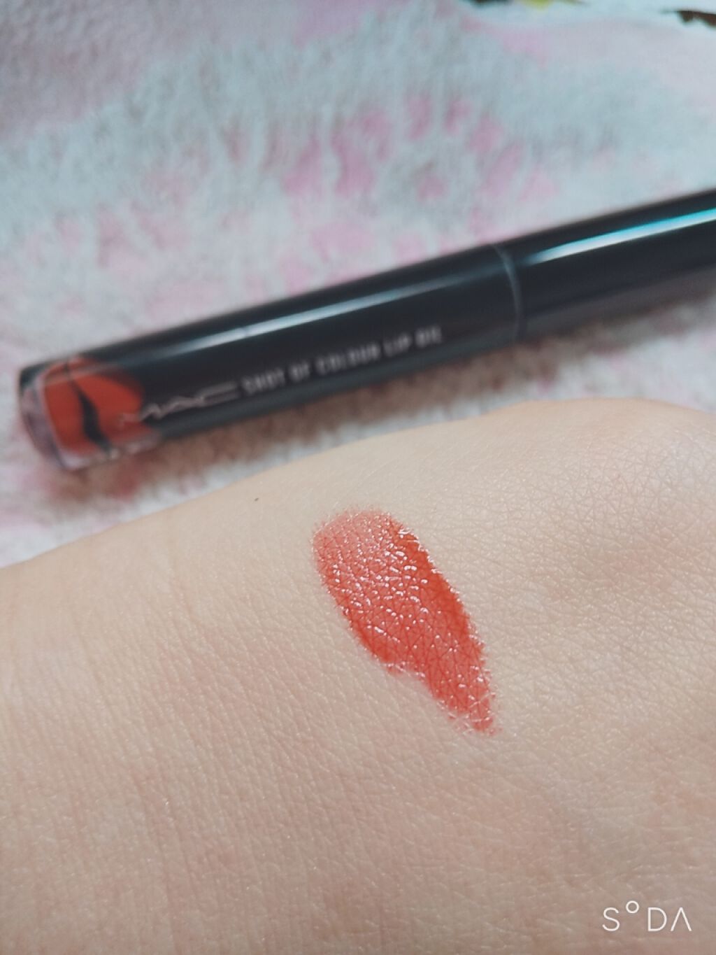 ショット オブ カラー リップ オイル レッツ ゴー ストリーキン！/M・A・C/リップグロスを使ったクチコミ（2枚目）