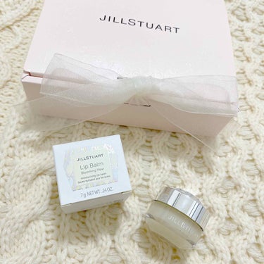 JILLSTUARTのリップバーム💓

よく寝る前に他のリップクリームを付けていましたが朝になるともう乾燥している…なんてことばかりでしたが…

この商品と出会って変わりました！！
口紅を塗ると縦じわが