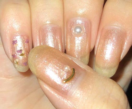 DAISO ウィンマックス スーパーグロッシートップコートのクチコミ「URGLAM BE4
トップコート
↓乾かす
BE4、2回重ね塗り
↓乾かす
パーツをつけ.....」(1枚目)