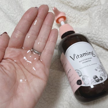 #PR
\頭皮・髪にもスキンケアレベル♡/

Vitaming ﾊﾞｲﾀﾐﾝｸﾞ

MOISTURIZING
シャンプー＆トリートメント

タンジェリン＆ジャスミンの香り😍

7種のビタミンと6種の天然エッセンシャルオイル配合。

シャンプーは、
泡立ちが良くて頭皮や髪を優しく包み込むように
洗うことができました😌

トリートメントは、
こってりとしていて髪に密着！！

香りもすごく良くて浴室が癒し空間に🛀💕

タオルドライをして、
パサパサしがちな毛先もストン♪

乾燥が気になる季節🍂だし
続けて使いたいアイテムです♡

Vitamingのヘアケアシリーズには、
🩷しっとりまとまるビタミン保湿「モイスト」 
💛指通りスルッとビタミンケア「シルキーリペア」
2種あるので、是非チェックしてみて下さい😉


#pr #vitaming #ビタミンシャンプー
#ビタミントリートメント 
#バイタミング #ヘアケア #ツヤ髪　の画像 その1