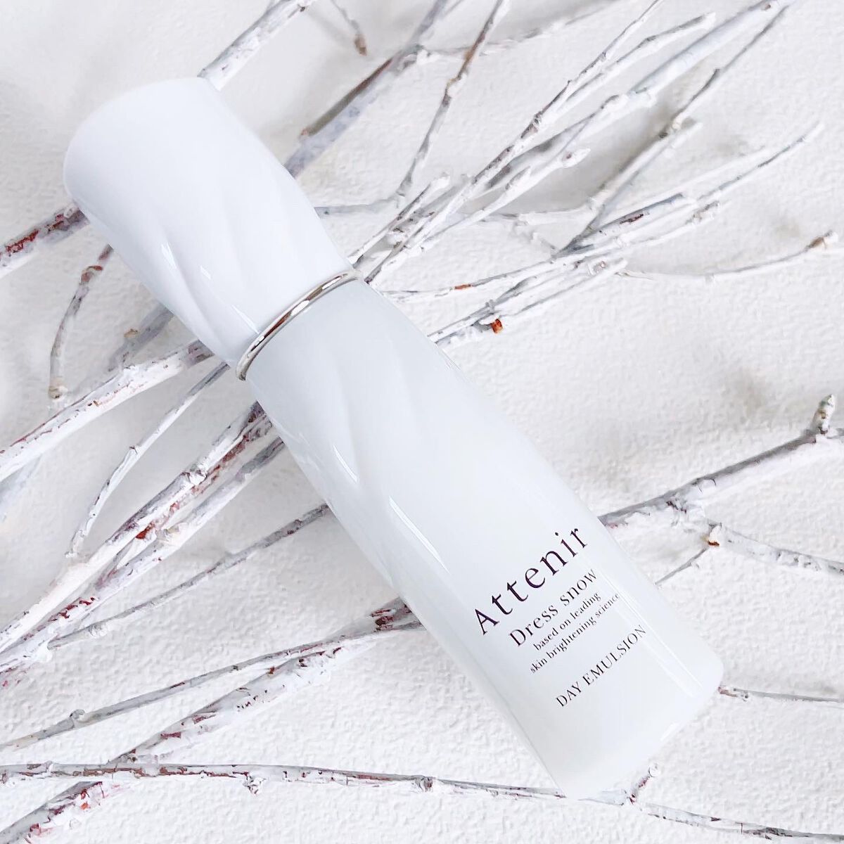 アテニア ドレススノー デイエマルジョン【医薬部外品】 のクチコミ「・
・
日中の乾燥が気になる
大人肌の私に嬉しい日中用乳液

@attenir_officia.....」（1枚目）