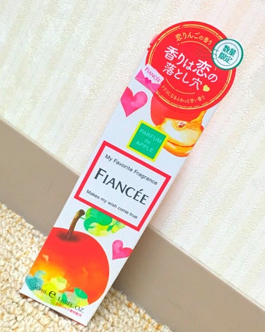 【#フィアンセ】の数量限定……✨

ボディミスト
恋りんごの香り🍎💞
［#オーデコロン］ 50ml

トップノート……りんご、カシス
ミドルノート……スウィートキャラメリゼ
ラストノート……ウッディー、ムスク


裏面の中央下くらいに、
さりげなく自然に香るからシーンを選ばず使えます
とありますが、鼻の利く私につけたては少しキツいかな😢
ボディミストというより香水と間違うような匂いだと思います。

でもとっても甘い香りです。私は好きです🥰

ちなみにボディミストは化粧水としても使えますので、お風呂上がりにワンプッシュしてお肌になじませて匂いを楽しむのも良いかと🤤🤤

私の持っているボディミストはプラスチック容器のものが多いのですがこちらは瓶のものでした◎

こちら数量限定なので気になる方はお早めに購入してみてください👌🏻
パケがとってもかわいですよね！😍

#ボディミスト
#香水 としても使えますね😇
#恋りんご 🍎
の画像 その0