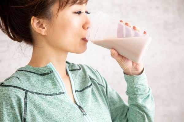 プロテインドリンクを飲んでいる女性