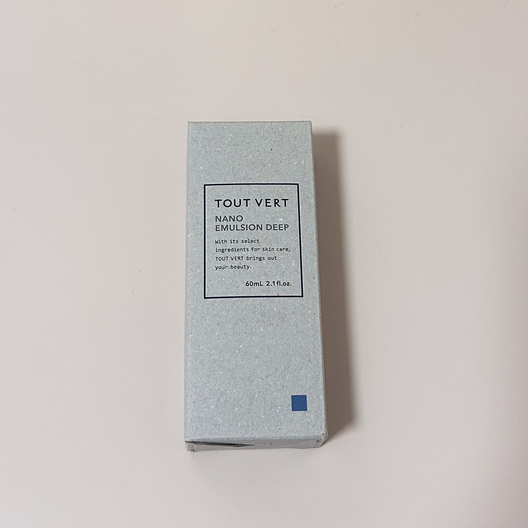 乳液をつけるとニキビが出来やすいタイプのため避けてはいたのですが、最近乾燥が気になるため購入しました。
乳液なのに化粧水って思うくらいサラサラなテクスチャーです。なのに保湿されるという謎！匂いはよもぎみたいな薬草の匂いがします。夜はベタベタ