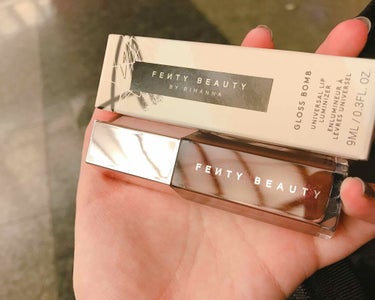 FENTY BEAUTY  Gloss bomb
Hot chocolate

今までデパコスの口紅を食べる（味と香りを嗜む）のが趣味なんで色々食べてきましたが、個人的に歴代1位のおいしさを誇るのでこれ