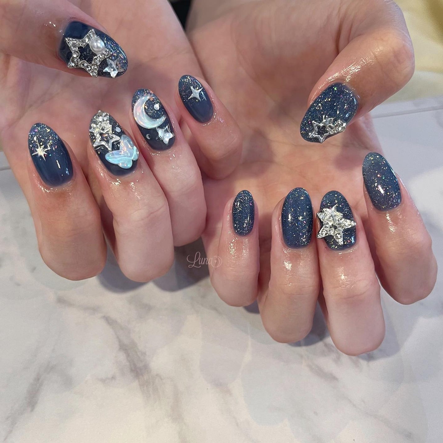 Iuna. Mizuki on LIPS 「.NAVY♡前に私がしてたデザインの色違い🪄#nail#nai..」(1枚目)