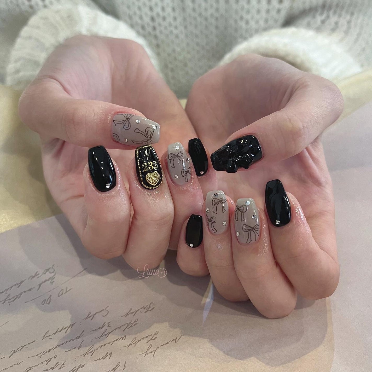 Iuna. Mizuki on LIPS 「.black🎀🖤#nail#nailstagram#gelna..」(1枚目)