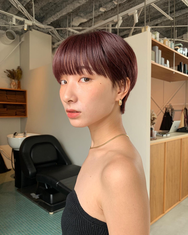 振り返りながらこちらを見ているショートカットの女性