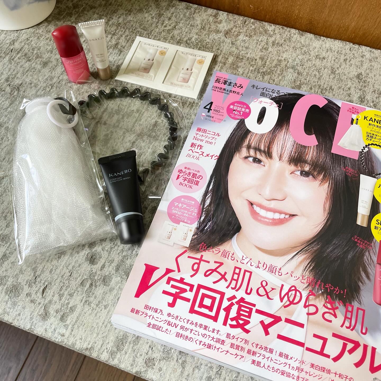 VOCE4月号無事ゲットできました
石井美保さん監修のKANEBO洗顔セット嬉しい✨
出遅れて諦めてたけど、フラッと入った
本屋さんで奇跡的に2冊ありました‥🫢

KANEBOの抱水洗顔とルナソルのUV
中々使用感よくてお気に入り♪
