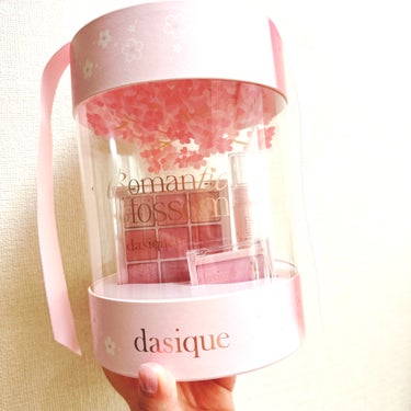 メガ割購入品♡


dasique

桜シリーズ
3つセットでボックスに入っててめちゃくちゃ可愛い
いつもデイジーク様は可愛いパケです。笑


ずっと狙っててセットの再販狙いました😊
教えてくれた友達に