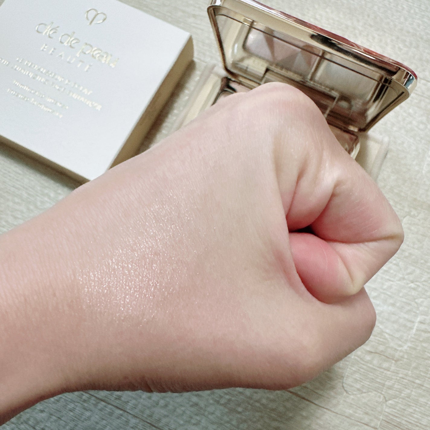 ル・レオスールデクラ /クレ・ド・ポー ボーテ/パウダーハイライトを使ったクチコミ(3枚目)