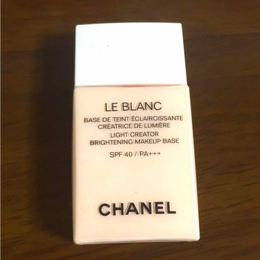 【CHANEL LE BLANC】
ホワイトニング メークアップ ベース

・肌をワントーンすごく自然に上げてくれる
・透明感がでる
・塗ったあとはサラサラ
・ツヤ感も多少でる
・のびがいい
・SPF4