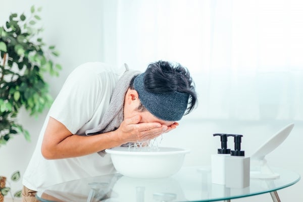 顔を洗っている男性