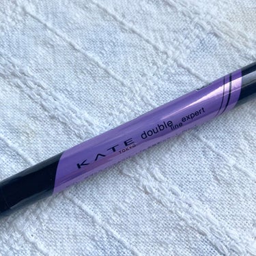 紫で作る影💜

今回ご紹介するのは
KATE
ダブルラインエキスパート
血色陰影カラー PU-1

⚠️取扱店舗が限られているそうなのでご購入前にご確認ください⚠️

こちらは紫色のダブルラインエキスパート。
一見びっくりするような蛍光紫ですが、
本物の影を少し濃くした様な肌なじみの良さ✨

涙袋が爆誕します👀
ぜひチェック✨

#KATE
#ダブルラインエキスパート
#血色陰影カラー
#極薄パープル
#涙袋ライナー #二重ライナー  #夏コスメ開封動画の画像 その1