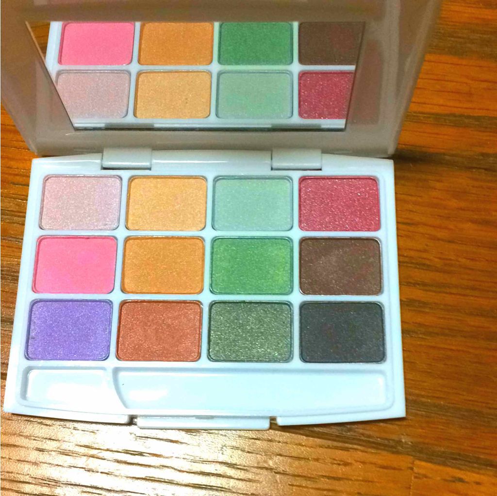 ルージーン12色アイシャドウパレット セリア