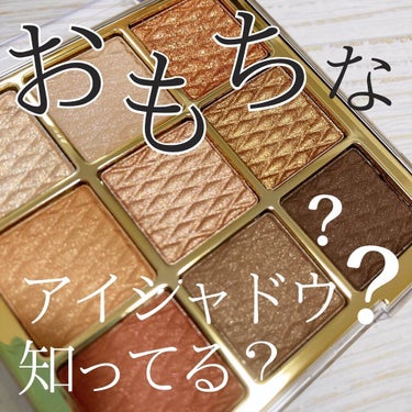 おもちみたいなアイシャドウ、知ってる？？

▫️Amiok
soft clay-beam eyepallet 
10 high class

こちら少し前に話題になっていたAmiokのアイシャドウパレットです！

粘土タイプのテクスチャで、削れたり破損したりがおきにくいです。

ぎゅっと押すとむに〜っと盛り上がって面白いです笑

そしてアイシャドウとしての使い心地はと言うと
ピッタリと密着してくれて色落ちは確かに少なかったです🥰

ただ色がかなり薄づきなのが気になりました…！
色味をはっきり出すにはかなり重ねないといけないですね🤔

色自体も見たままというより、少しブラウンが強い感じです。

パレットの色のまま発色する！と思って買うとがっかりするかもです（ガッカリした私）

1番左下のテラコッタカラーに期待してたんですが完全に茶色でした笑

メイクしてる写真の目尻に使ってるんですが
テラコッタには発色してないですよね〜😇

もう1色買ったのがヌードカラーなのでちゃんと発色してくれるか、今から不安です…笑

今回は絶賛アイテムではありませんが参考になった方はいいねや保存📎していただけると凄く嬉しいです🥰

#amiok #アミオク #アイシャドウ #アイシャドウパレット #アイメイク #qoo10 #qoo10メガ割 #qoo10購入品 #韓国コスメ #韓国コスメレビュー #韓国コスメ購入品 #韓国コスメ大好き #プチプラコスメ #プチプラ #プチプラコスメ購入品 #コスメ #コスメマニア #コスメオタク #コスメレビュー #コスメ紹介 #コスメレポ #コスメ部 #美容垢 #美容垢さんと繋がりたい #ナチュラルメイク #秋メイク #コスメ好きさんと繋がりたい #アラサー女子 #無言フォロー大歓迎の画像 その0