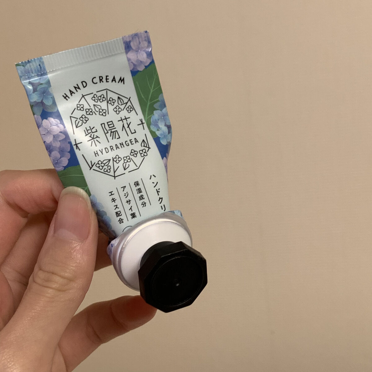 ゆるりと 紫陽花 ハンドクリーム 雨色あじさい/ゆるりと/ハンドクリームを使ったクチコミ（1枚目）