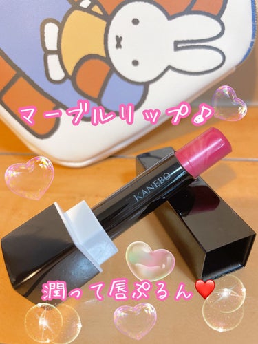 KANEBカネボウ モイスチャールージュネオ
303 Strawberry Neon


このリップ、マーブル模様になっていてかわいいです❤️

いちごシロップみたいに透け感があって

何よりウルウル感