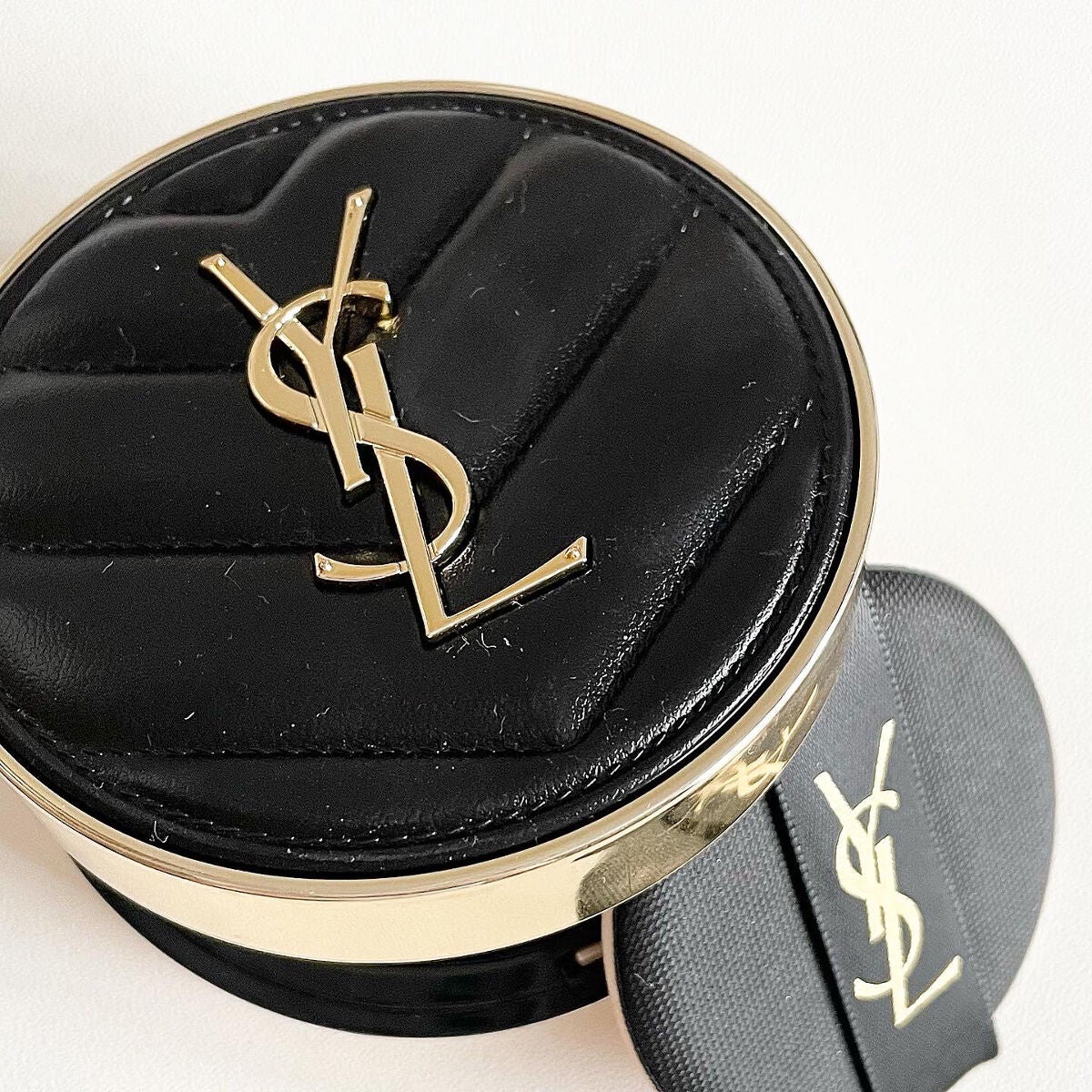 アンナ*.・🤍𐙚 on LIPS 「🖤【YVESSAINTLAURENT】アンクルドポールクッショ..」(1枚目)