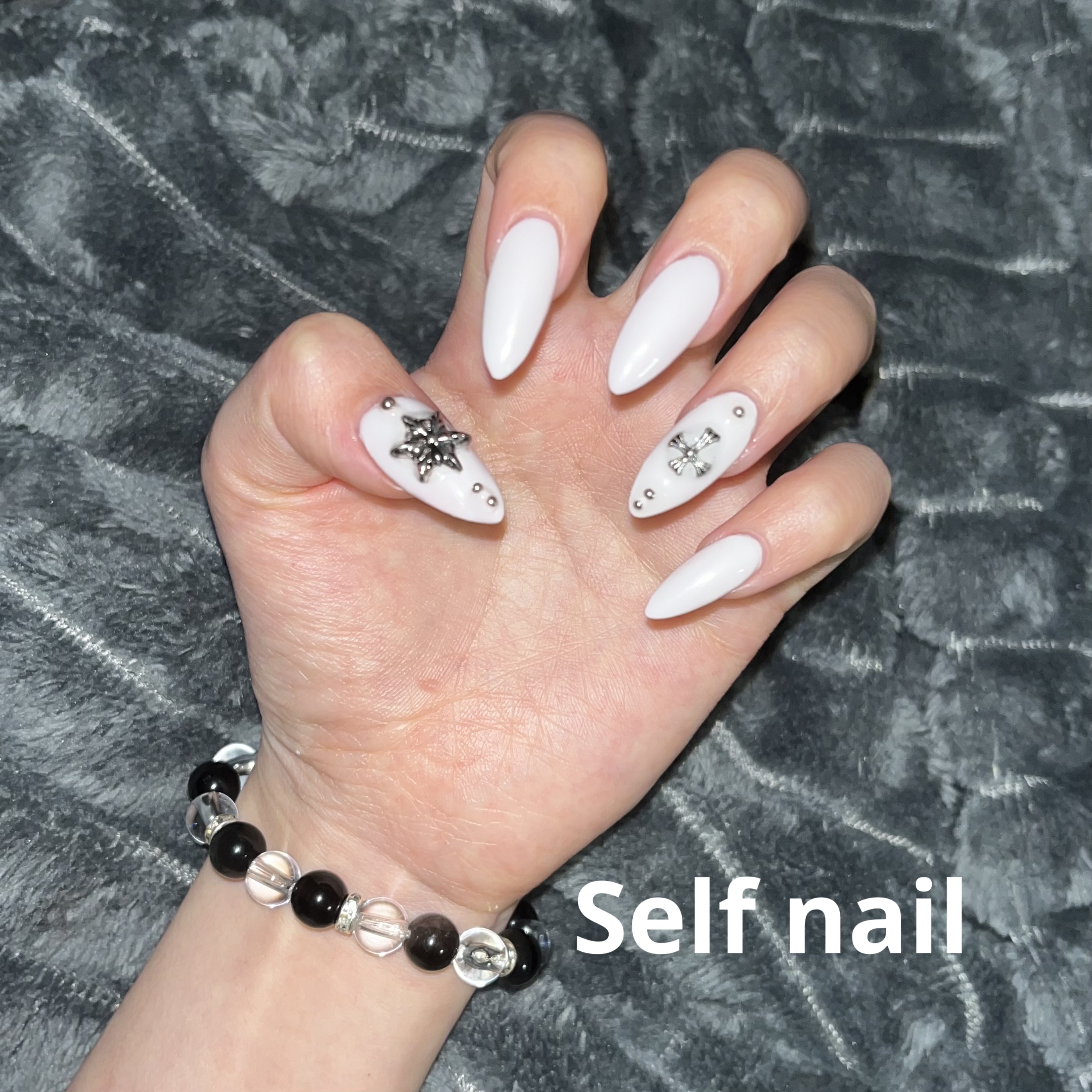 むーーちゃくちゃ可愛いのできた😭😭😭😭💓

ちなみにチップで長さだし後に、ホワイトのジェル2度塗りからのパーツのせまくりで終わりだよ😭✨

めっちゃ簡単なので試してみてね💓

#セルフネイル 