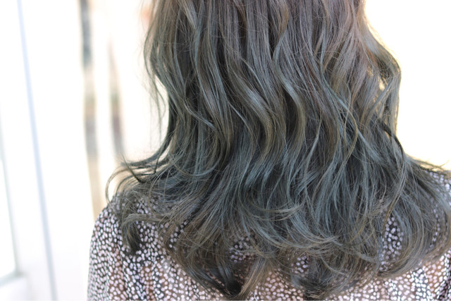 アッシュグリーンカラーの外国人風ウェーブの女性