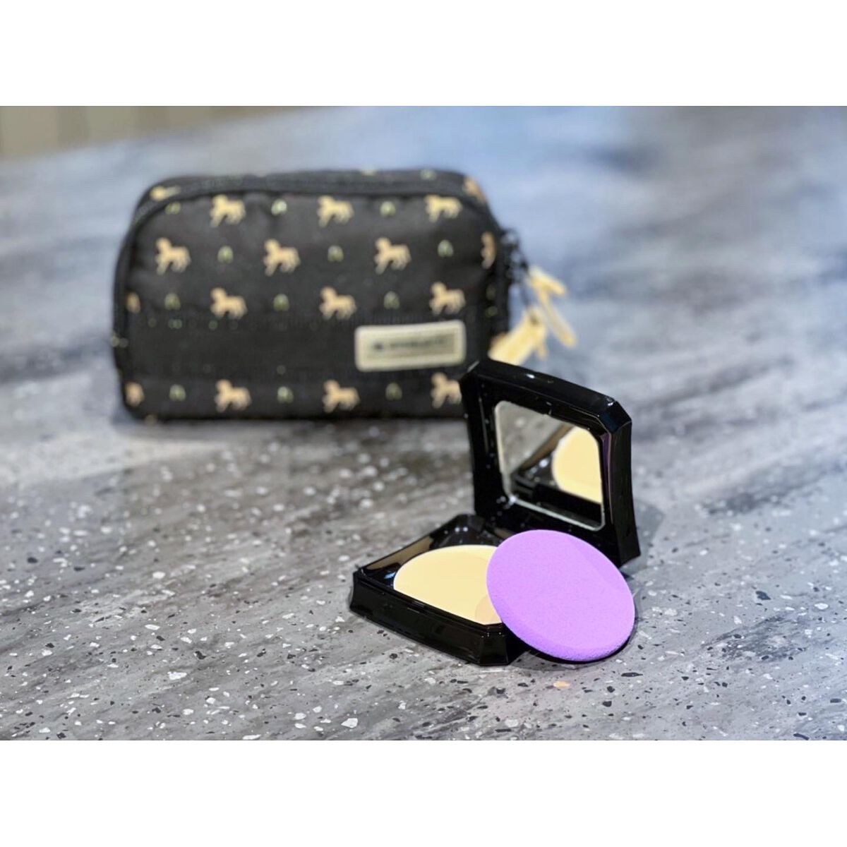 ひと塗りで理想のドールスキン

9/1発売⚐
アナ スイ  メイクアップ〈ファンデーション〉
全3色の中から00使用

ワックスやオイルを配合したベースが肌にくいつき、高密着フィルムで全方位つるん。毛穴、色ムラ、血色などの肌のアラを感じさせ