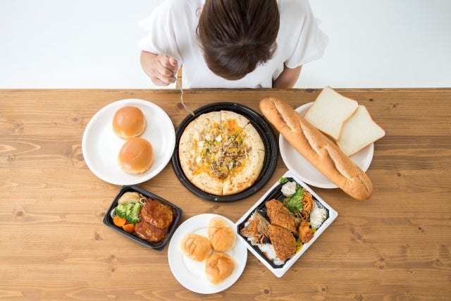 食事をする女性