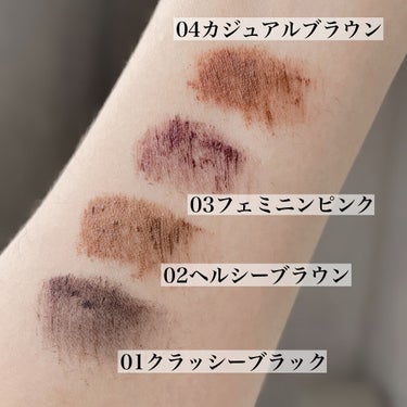 【絶妙なカラーのカラーマスカラ全色比較】ミゼルエディ カールアップマスカラ

────────────
スキューズミー
ミゼルエディ カールアップマスカラ
全4色

────────────

先に向かって細くなっていくブラシで、毛の感じがちょうど良く、ダマになりにくく使いやすい。まぶたにもつきにくいです。
繊維フリー。
マスクをしていてもきちんとカールキープしてくれる優秀マスカラ！

そして、なんと言ってもカラーが絶妙。
『目元がぼやけない締色カラー』のキャッチコピーのとおり、目力は出つつ、抜け感のあるおしゃれな色です。

▷01クラッシーブラック
しっかり黒なんだけど、ほんのり赤みを感じるブラック。目元を際立てつつ、色っぽさも演出してくれます。
オフィスにつけていくならこれが第一選択肢！

▷02ヘルシーブラウン
ベージュがミックスされて抜け感を感じるブラウン。やわらかい色だけど目元をちゃんと引き締めてくれる絶妙カラー。

▷03フェミニンピンク
とっても可愛いピンクマスカラ。
暗めのカラーなので大人の女性も使いやすい。
でもきちんとピンクで目元が一気に華やかに可愛くなります。

▷04カジュアルブラウン
オレンジがかったブラウンで、イエベさんにおすすめ。休日に使いたくなるカラーです。
ナチュラルだけど、おしゃれな色。


一番好きなのはフェミニンピンク♡
全部のカラー、普段使いしやすいのでぜひ試してみてください✨

#スキューズミー #ミゼルエディ#カールアップマスカラ #マスカラ　#ガチモニ　#カラーマスカラ 　#プチプラコスメ　#フォロバの画像 その2