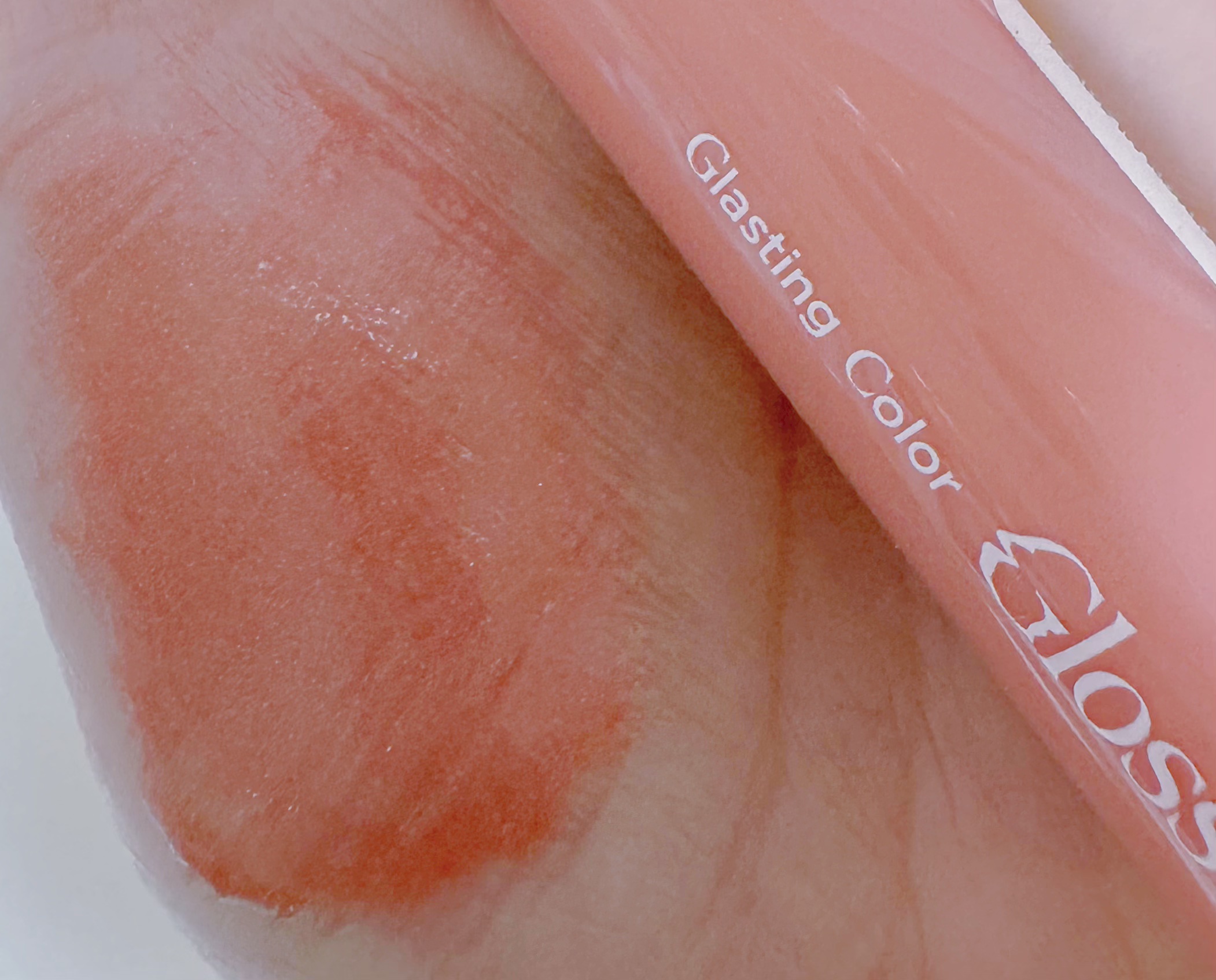 グラスティングカラーグロス 09 PEACH SPARKLE (ピーチスパークル)/rom&nd/リップグロスを使ったクチコミ（2枚目）