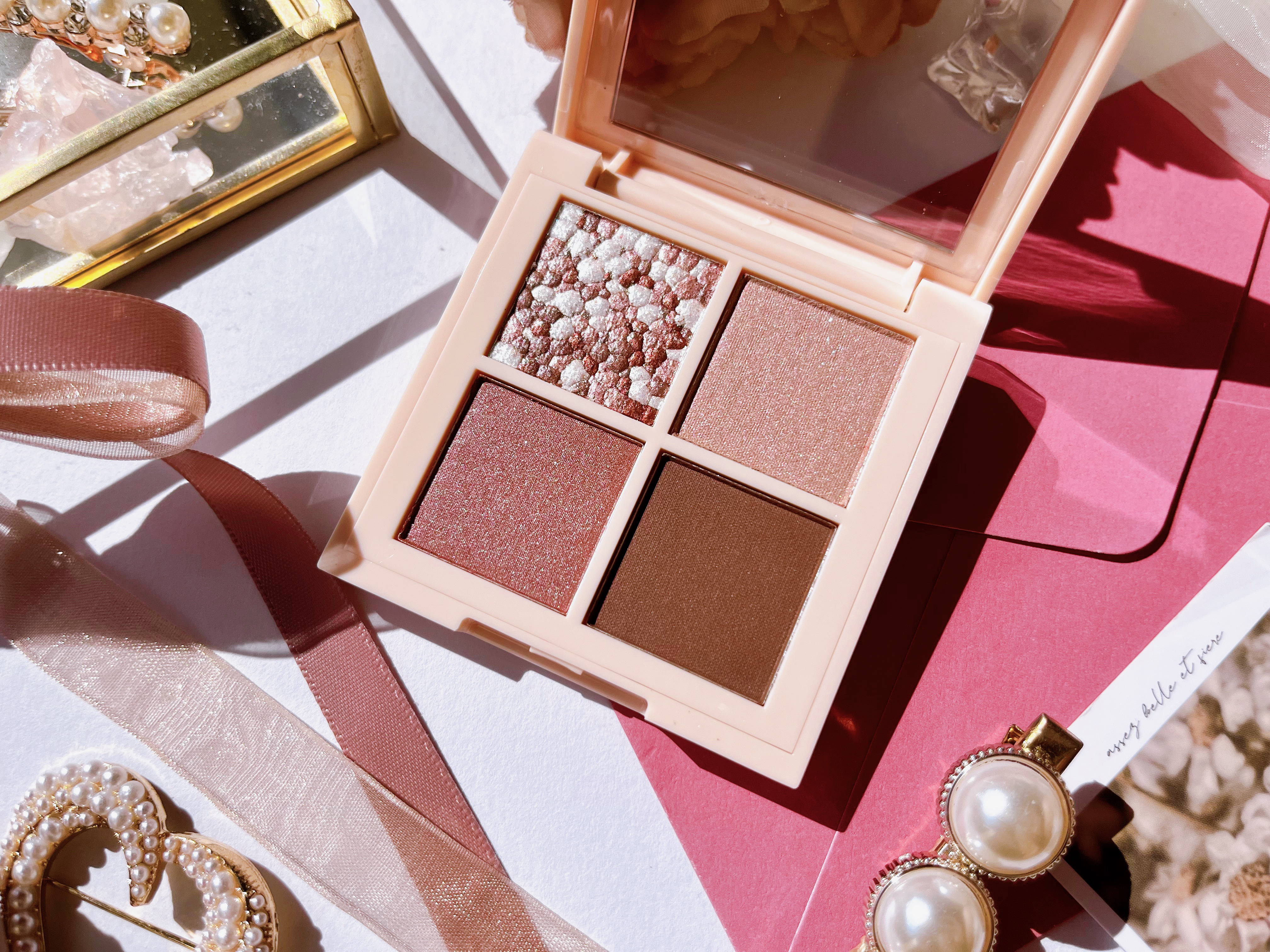 レブロン ダズル アイシャドウ クアッド/REVLON/アイシャドウパレットを使ったクチコミ（2枚目）