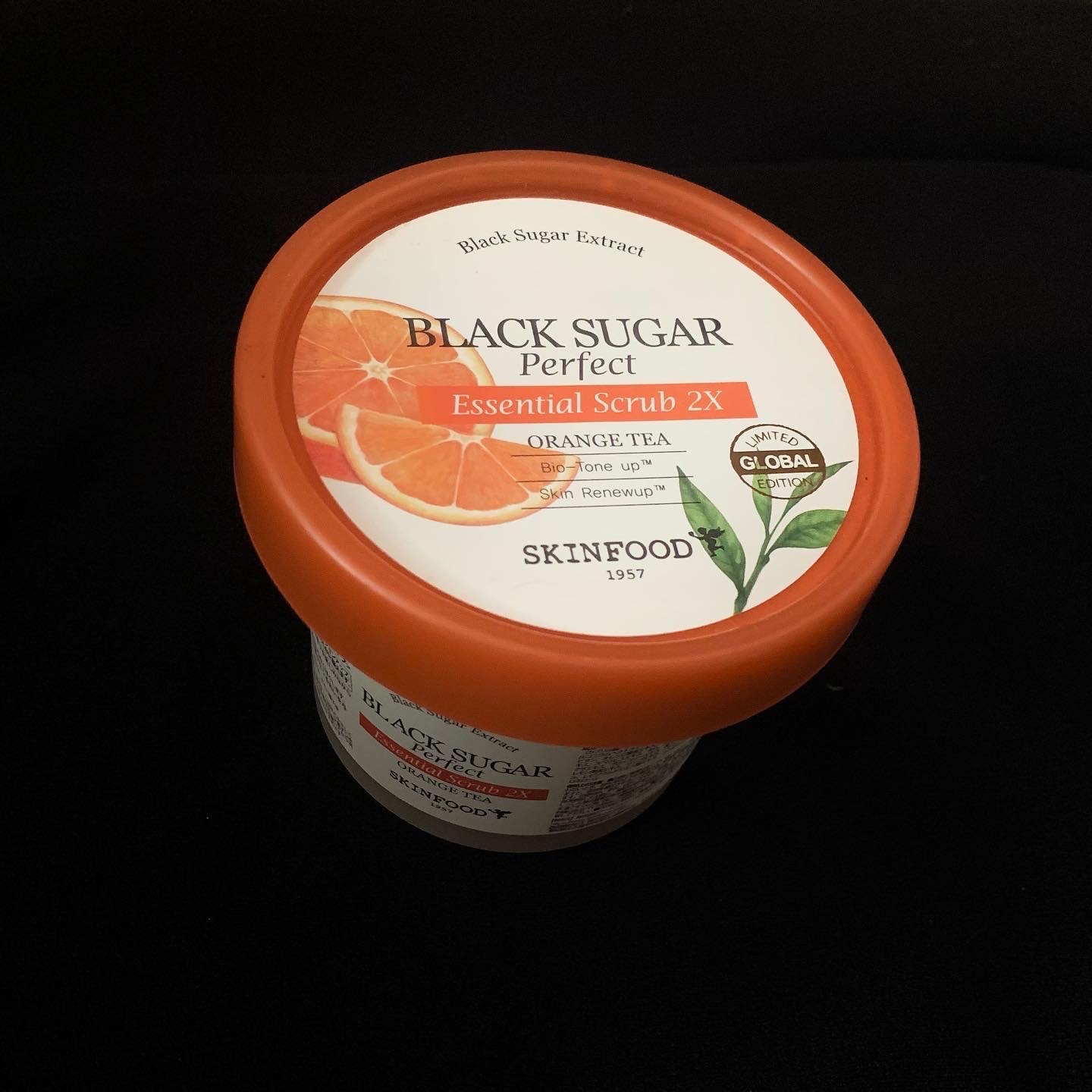  ブラックシュガー パーフェクト エッセンシャルスクラブ 2X オレンジティー/SKINFOOD/スクラブ・ゴマージュを使ったクチコミ（1枚目）