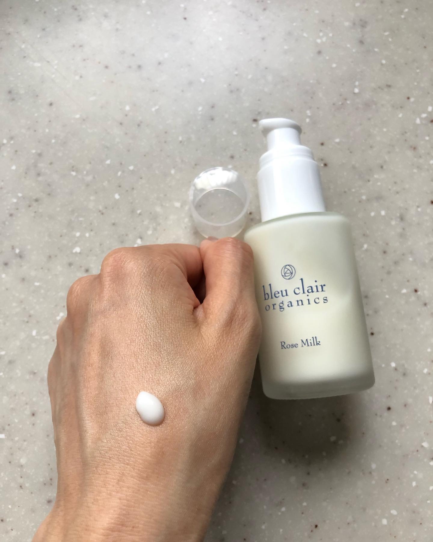 ブルークレール ローズミルクのクチコミ「ブルークレール　ローズミルク（乳液） 容量:55mL  参考価格:5,500円（税込）

ふわ.....」（2枚目）