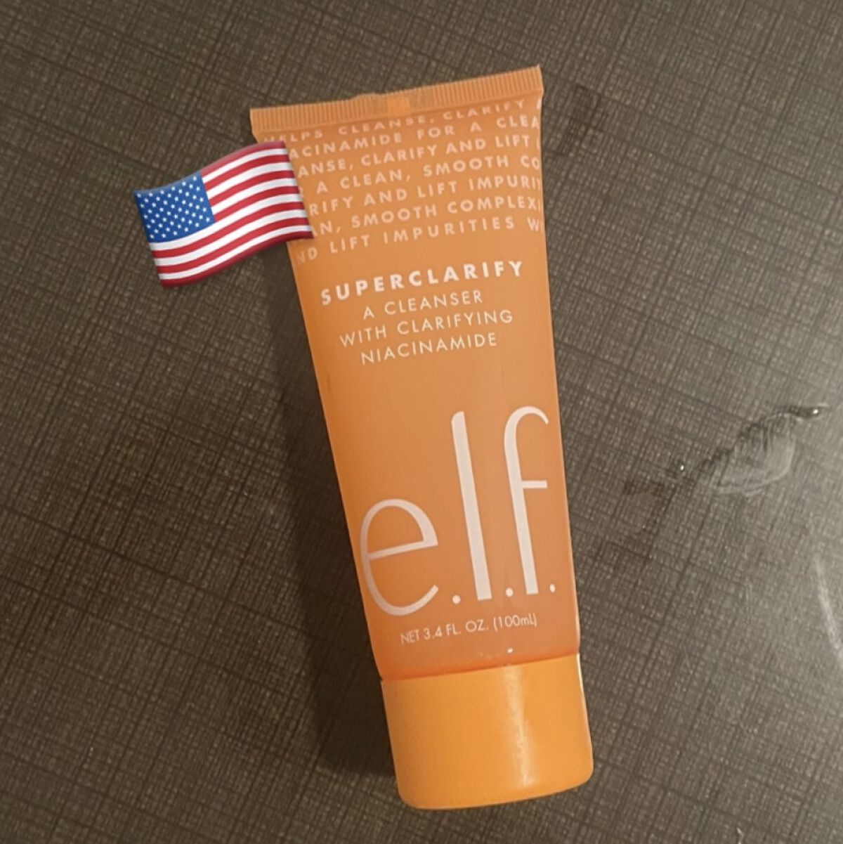アメリカで買ったもの🇺🇸

アメリカでこのe.l.f. Cosmeticsって日本で言うキャンメイクみたいに安くて、ででも人気な商品がとてもたくさん揃ってるブランドなの☺️

アメリカ行った時どれもこれも高くて正直e.l.f. Cosm