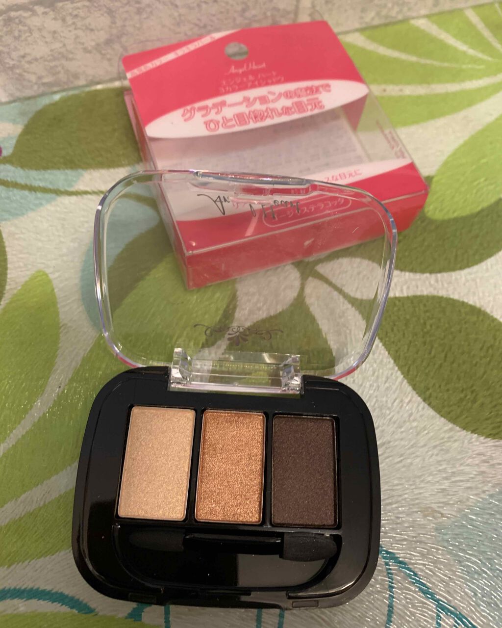 エンジェルハート 3カラーアイシャドウのクチコミ「グラデーションをつけたいと探していたところ
三色でこのお値段なら使いやすいと購入しました。
テ.....」（3枚目）