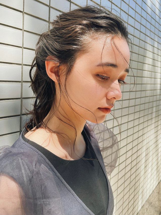 壁の前に立つ女性