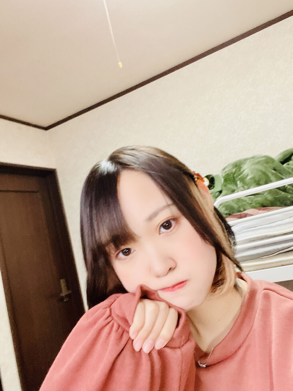 久しぶりに自撮り投稿や！
最近髪が結構伸びてきたのは嬉しんやけど中途半端な長さで困ってる笑

そんな時に簡単なアレンジ
まずは全体を内巻きにして
顔周りだけを少しとって後ろに髪が流れるように巻いて
何か好きな大きめのピンでおくれげを多めにと