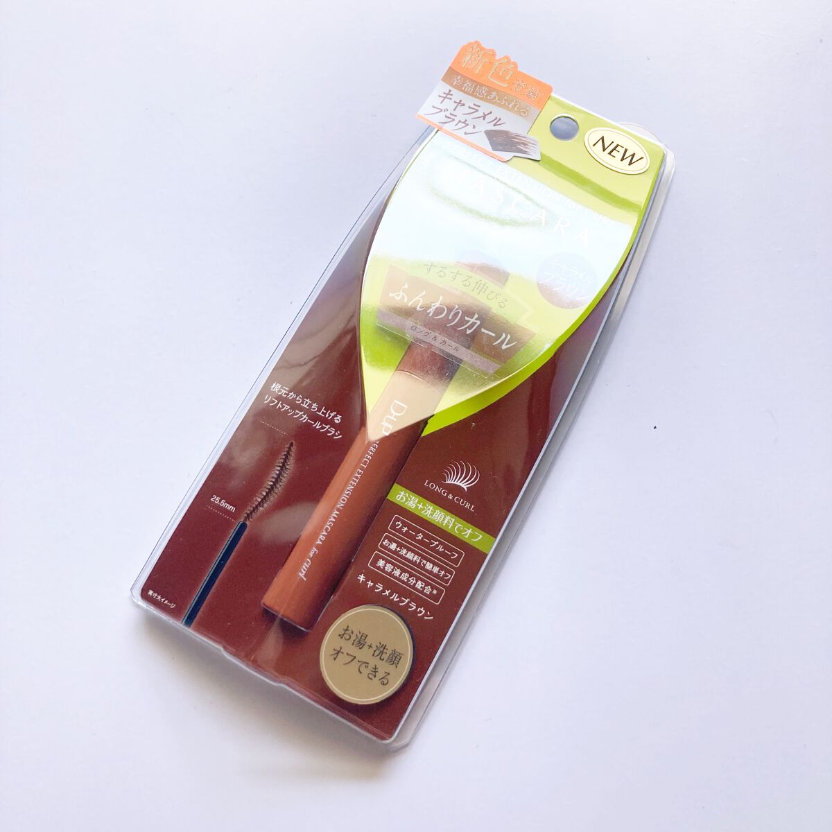 光に当たると、さらに際立つニュアンスカラー✨
キャラメルブラウンを使用しました♡

カラーメイク初心者さんにもおすすめしたい
馴染みのいいカラーです😆

細めのブラシで塗りやすくて◎
ズボラなわたしにはお湯+洗顔料で簡単にオフできるのが嬉