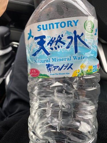 サントリー天然水を毎日2リットル飲んでみました！
水を飲むといいことだらけですよね！
メリット
・肌荒れ改善
・便秘解消
・代謝アップ　などなど
実際効果感じられたなと思ったのが
肌荒れ改善と便秘解消で