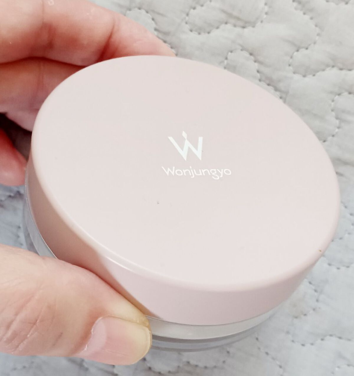 #Wonjungyo　#フィクシングブラーパウダー　#02プレーンベージュ

こちらのパウダー、粉の粒子が細かいな。と思いました。
ポワンとしたお肌に仕上げてくれます。

ちょっと量が少な目です。
よってパケも小さいです。

ネットが付いて