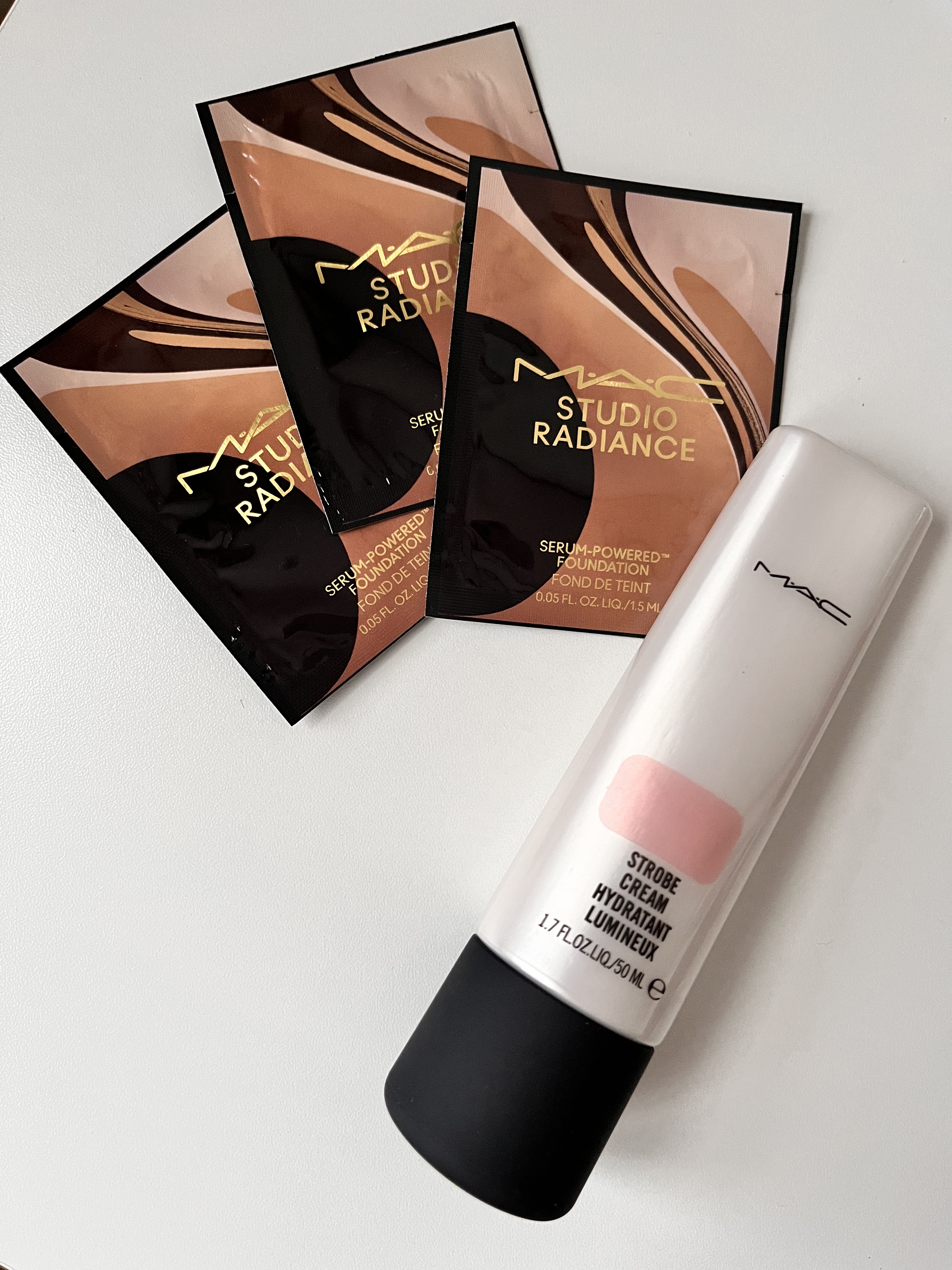 カラー診断後のお買い物

#M・A・C
#ストロボクリーム
#ピンクライト

ツヤを意識したベースを使うのが良いとの
アドバイスがあり購入
気になってた商品なのでこの機会にとお迎え
